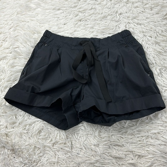 🔥$SALE$🔥 Lululemon Spring Break Away Shorts Black - Picture 1 of 4